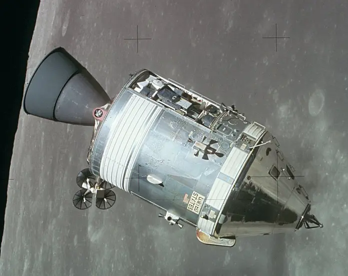 Kommando- og serviceseksjonen til Apollo 11 i bane rundt månen, fotografert fra månelanderen Eagle. (Foto: NASA) Kommando- og serviceseksjonen til Apollo 11 i bane rundt månen, fotografert fra månelanderen Eagle. (Foto: NASA)