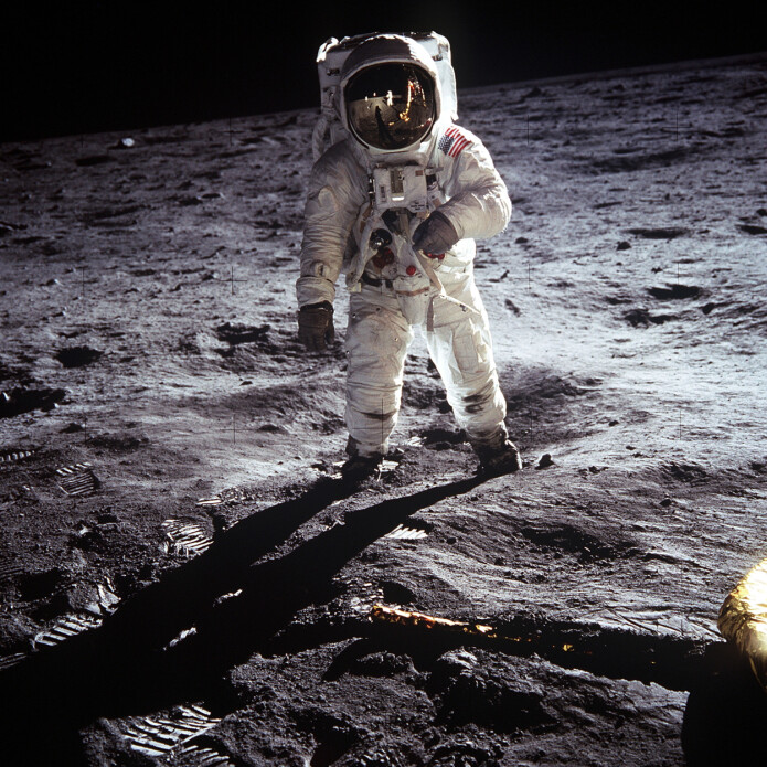 Dette er et av de mest ikoniske bildene fra måneferden. Vi ser Buzz Aldrin i helfigur og i gjenskinnet fra Aldrins hjelm kan vi se fotografen, Neil Armstrong, og landingsfartøyet Eagle. (Foto: Neil Armstrong/NASA) Dette er et av de mest ikoniske bildene fra måneferden. Vi ser Buzz Aldrin i helfigur og i gjenskinnet fra Aldrins hjelm kan vi se fotografen, Neil Armstrong, og landingsfartøyet Eagle. (Foto: Neil Armstrong/NASA)