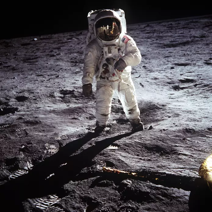 Dette er et av de mest ikoniske bildene fra måneferden. Vi ser Buzz Aldrin i helfigur og i gjenskinnet fra Aldrins hjelm kan vi se fotografen, Neil Armstrong, og landingsfartøyet Eagle. (Foto: Neil Armstrong/NASA)