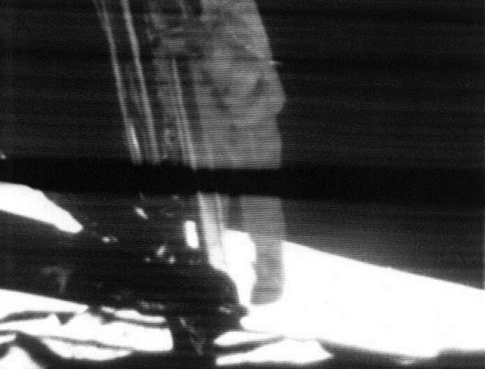Like før: Neil Armstrong gjør seg klar til ta historiens viktigste lille hopp. (Foto: NASA) Like før: Neil Armstrong gjør seg klar til ta historiens viktigste lille hopp. (Foto: NASA)