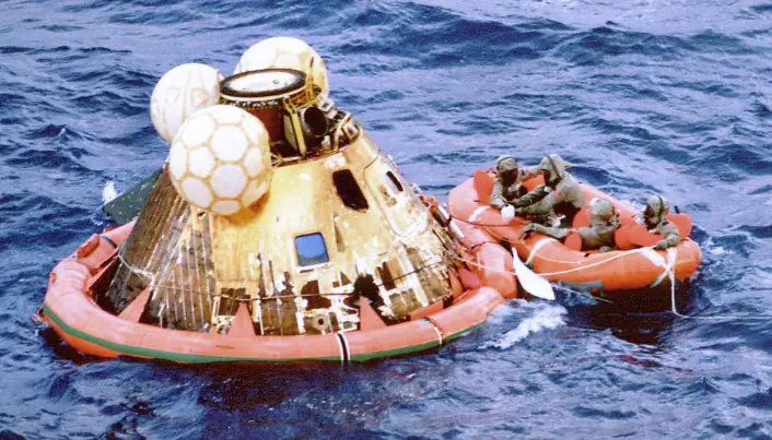 Etter ferden til Stillhetens hav på månen, plasket Apollo 11-astronautene ned i Stillehavet på jorden. Her er fartøyet stabilisert med en flytering og mannskapet fra Hornet er på vei for å ta i mot dem. (Foto: NASA)