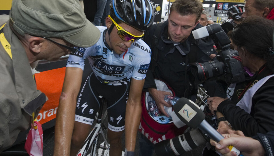 Alberto Contador får spørsmål fra pressen etter en av etappene i Tour de France i 2011. Contador er senere blitt dømt for doping. (Foto: Lionel Bonaventure / NTB scanpix)