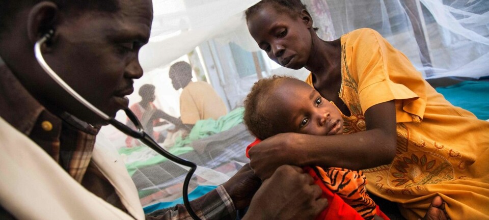 Iman Steven blir undersøkt av dr. Simon Angelo (til venstre). Den lille jenta lider av tuberkulose. Sammen med moren har hun oppsøkt Leger uten grensers sykehus i Sør-Sudan for å få hjelp. (Foto: Albert Gonzalez Farran / NTB scanpix)