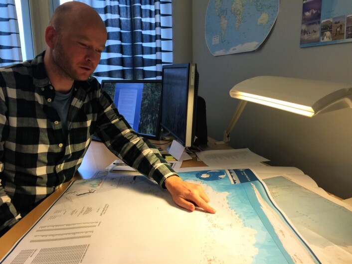 Anders Skoglund er opphavsmannen til 29 av de nye stedsnavnene i Antarktis. Alle navnene får plass på det første norske oversiktskartet over Dronning Maud Land som snart skal se dagens lys. (Foto: Elin Vinje Jenssen / Norsk Polarinstitutt) Anders Skoglund er opphavsmannen til 29 av de nye stedsnavnene i Antarktis. Alle navnene får plass på det første norske oversiktskartet over Dronning Maud Land som snart skal se dagens lys. (Foto: Elin Vinje Jenssen / Norsk Polarinstitutt)