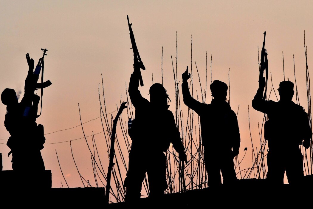 Kurdiske soldater feirer etter å ha nedkjempet IS i landsbyen Baghouz i Syria i mars. Men hva vi skal gjøre med IS-krigerne som har overlevd? ( Foto: GIUSEPPE CACACE / AFP/NTB scanpix) Kurdiske soldater feirer etter å ha nedkjempet IS i landsbyen Baghouz i Syria i mars. Men hva vi skal gjøre med IS-krigerne som har overlevd? ( Foto: GIUSEPPE CACACE / AFP/NTB scanpix)