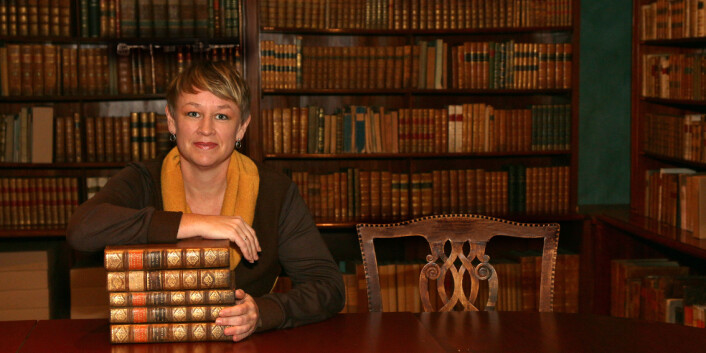 Førstebibliotekar Ellen Alm finkjemmer gamle tingbøker og lensregnskap fra Trondheims len, på leting etter dokumentasjon på trolldomsprosesser. (Foto: NTNU) Førstebibliotekar Ellen Alm finkjemmer gamle tingbøker og lensregnskap fra Trondheims len, på leting etter dokumentasjon på trolldomsprosesser. (Foto: NTNU)