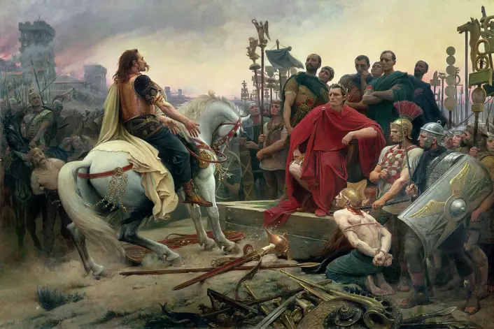 Cæsar vinner gallerkrigene, slik den franske maleren Lionel Royer ser det for seg. Den galliske høvdingen Vercingetorix på hesten kaster våpnene ved Cæsars føtter. (Foto: (Bilde: Lionel Royer))