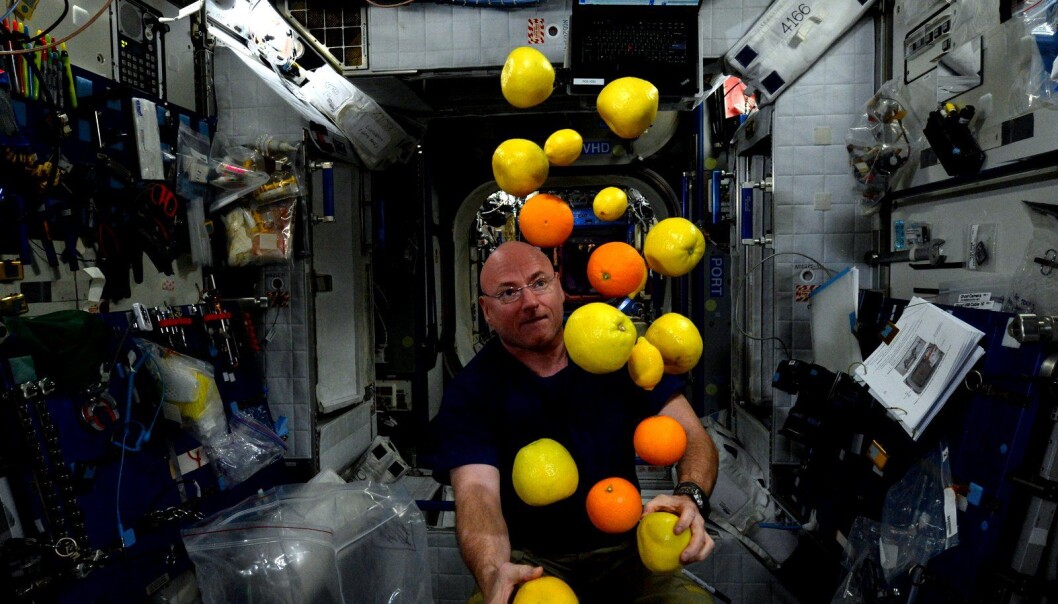 Her sjonglerer Kelly i vektløs tilstand. (Foto: NASA) Her sjonglerer Kelly i vektløs tilstand. (Foto: NASA)