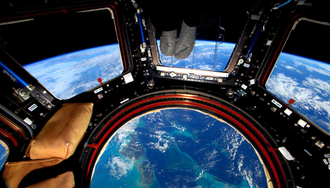 Bilde av Bahamas tatt ut av glassgulvet i romfergen. (Foto: NASA) Bilde av Bahamas tatt ut av glassgulvet i romfergen. (Foto: NASA)