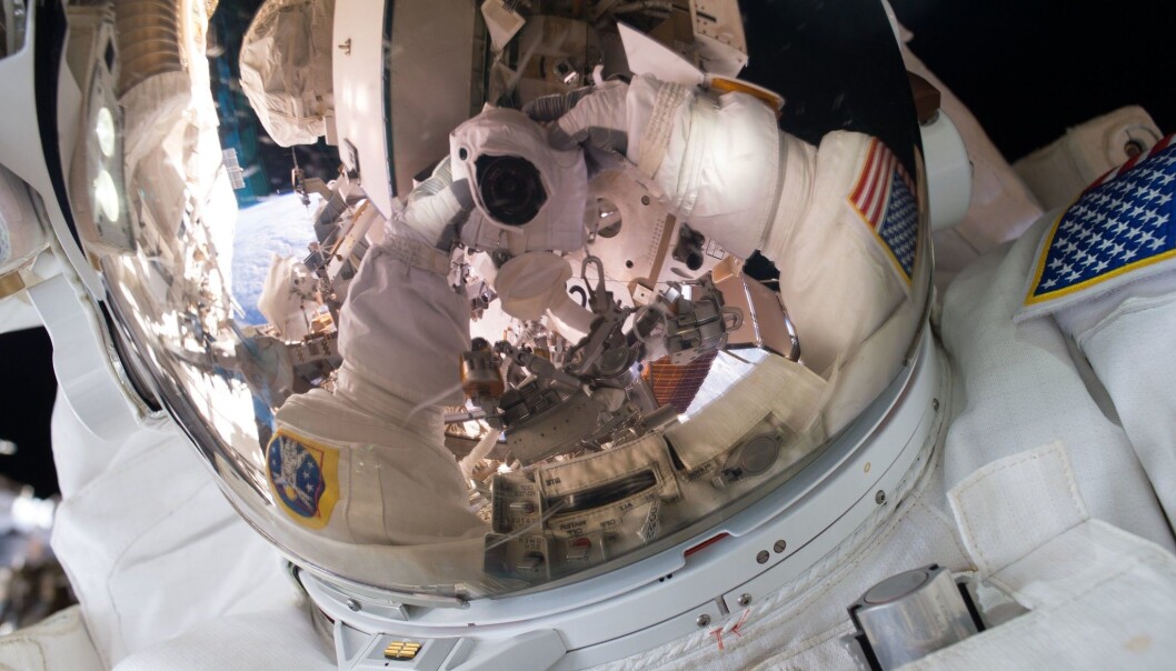 Kelly tar bilde av seg selv på romstasjonen. (Foto: NASA) Kelly tar bilde av seg selv på romstasjonen. (Foto: NASA)