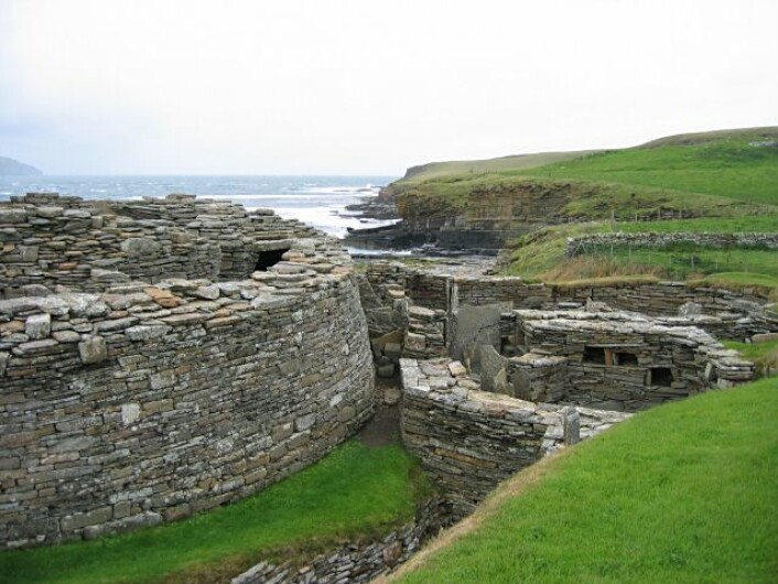 Midhowe broch, spor av en gammel bosetning på Orknøyene. Orknøyene ble invadert i 875 av norske vikinger. (Foto: Rob Burke/ CC BY-SA 2.0) Midhowe broch, spor av en gammel bosetning på Orknøyene. Orknøyene ble invadert i 875 av norske vikinger. (Foto: Rob Burke/ CC BY-SA 2.0)