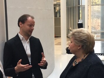 Stipendiat Geir Hiller Holom ved medisinsk fakultet ved UiO prøver å overbeviser Erna Solberg om at innovasjoner og digitalisering bør tas mer i bruk i helsevesenet.
- Det er mulig å ta i bruk app-er, videokonsultasjoner og fjernovervåking av pasienter, som kan spare samfunnet for mye penger, sier Holom, som tar en doktorgrad i helseledelse og helseøkonomi. (Foto: Jan Frich, UiO) Stipendiat Geir Hiller Holom ved medisinsk fakultet ved UiO prøver å overbeviser Erna Solberg om at innovasjoner og digitalisering bør tas mer i bruk i helsevesenet.
- Det er mulig å ta i bruk app-er, videokonsultasjoner og fjernovervåking av pasienter, som kan spare samfunnet for mye penger, sier Holom, som tar en doktorgrad i helseledelse og helseøkonomi. (Foto: Jan Frich, UiO)