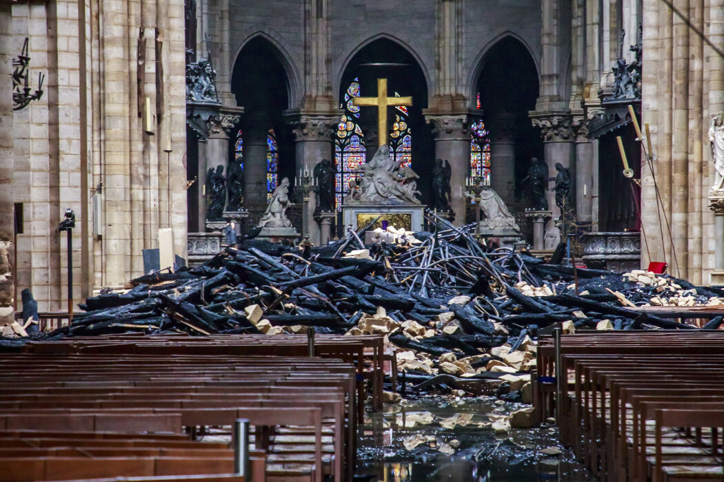 Svartbrente rester av taket på Notre-Dame-katedralen etter brannen tidligere denne uka. Frankrikes president Emmanuel Macron har lovet å gjenoppbygge den innen fem år. (Foto: AP, NTB scanpix) Svartbrente rester av taket på Notre-Dame-katedralen etter brannen tidligere denne uka. Frankrikes president Emmanuel Macron har lovet å gjenoppbygge den innen fem år. (Foto: AP, NTB scanpix)