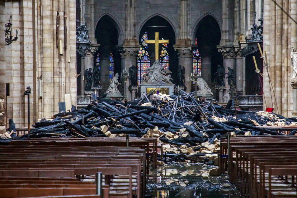 Svartbrente rester av taket på Notre-Dame-katedralen etter brannen tidligere denne uka. Frankrikes president Emmanuel Macron har lovet å gjenoppbygge den innen fem år. (Foto: AP, NTB scanpix)