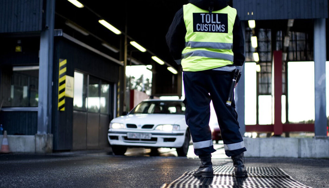 Når en bil full av mulige smuglere ruller inn i tollen, kan det lønne seg for politiet å snakke med alle samtidig. Sammen klarer løgnere nemlig ikke å etterligne en gruppe som snakker sant, hevder forskere. (Foto: Ole-Martin Grav, VG/NTB scanpix) Når en bil full av mulige smuglere ruller inn i tollen, kan det lønne seg for politiet å snakke med alle samtidig. Sammen klarer løgnere nemlig ikke å etterligne en gruppe som snakker sant, hevder forskere. (Foto: Ole-Martin Grav, VG/NTB scanpix)