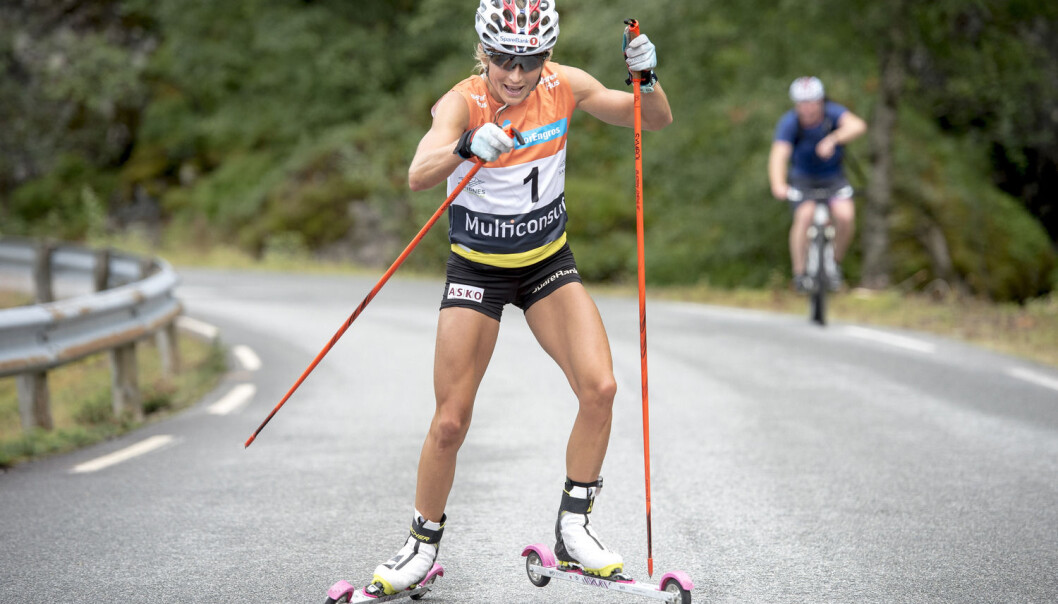 De nye undersøkelsene ved Norges idrettshøgskole viser at det er en klar forskjell mellom teknikk på snø og på rulleski. Her er Therese Johaug på vei opp Lysebotn i sommer. (Foto: Carina Johansen / NTB Scanpix) De nye undersøkelsene ved Norges idrettshøgskole viser at det er en klar forskjell mellom teknikk på snø og på rulleski. Her er Therese Johaug på vei opp Lysebotn i sommer. (Foto: Carina Johansen / NTB Scanpix)