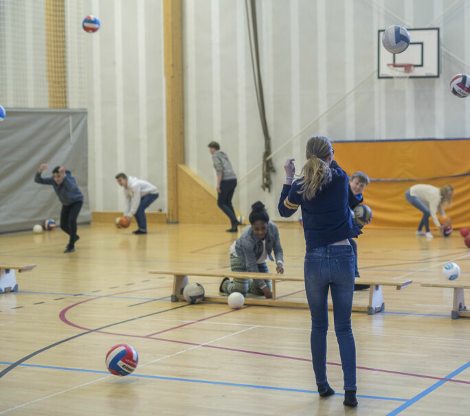 Elevene ved (Vøyenenga skole i Bærum forsøker ulike aktiviteter. (Foto: Emil Sollie)