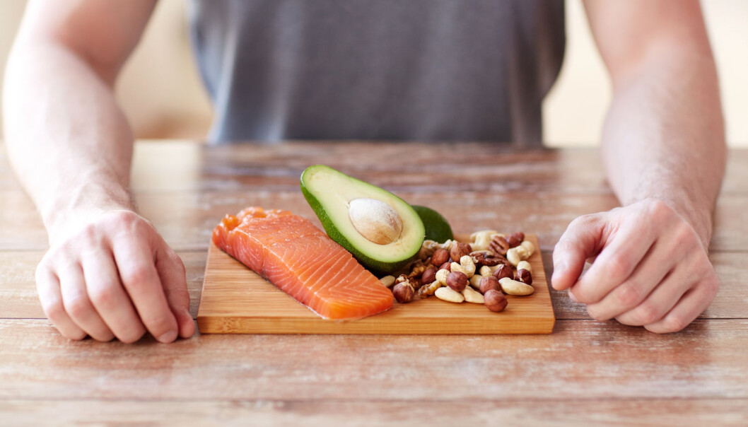 Steinalderkostholdet består blant annet av mye fisk, nøtter og grønnsaker. En ny doktoravhandling mener dette kan ha positiv effekt for både overvektige og personer med diabetes type 2 (Illustrasjonsfoto: Syda Productions/Shutterstock/NTB scanpix). Steinalderkostholdet består blant annet av mye fisk, nøtter og grønnsaker. En ny doktoravhandling mener dette kan ha positiv effekt for både overvektige og personer med diabetes type 2 (Illustrasjonsfoto: Syda Productions/Shutterstock/NTB scanpix).