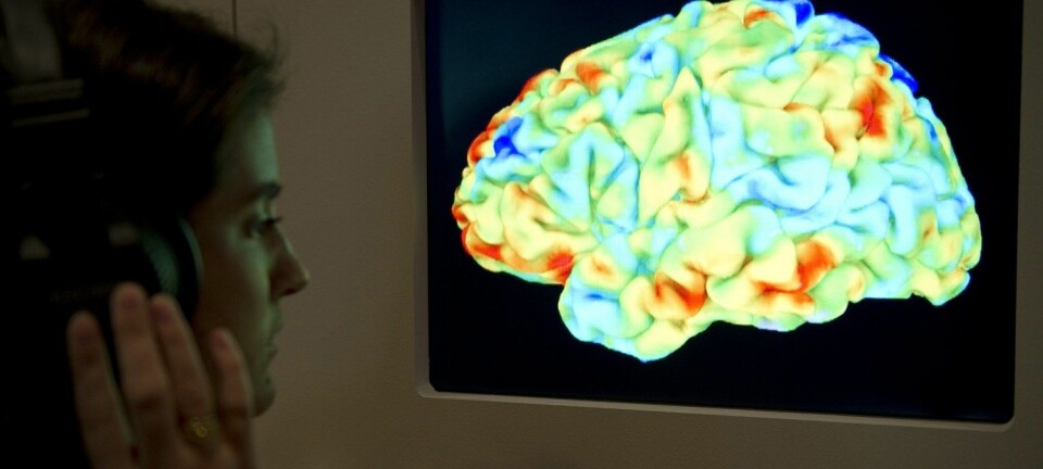 Bildet viser en forsker som ser en hjernescan av en person som hører på klassisk musikk og leser filosofi. Men hvor mye kan slik hjerneforskning egentlig fortelle oss? (Foto: Miguel Medina, AFP, NTB scanpix)