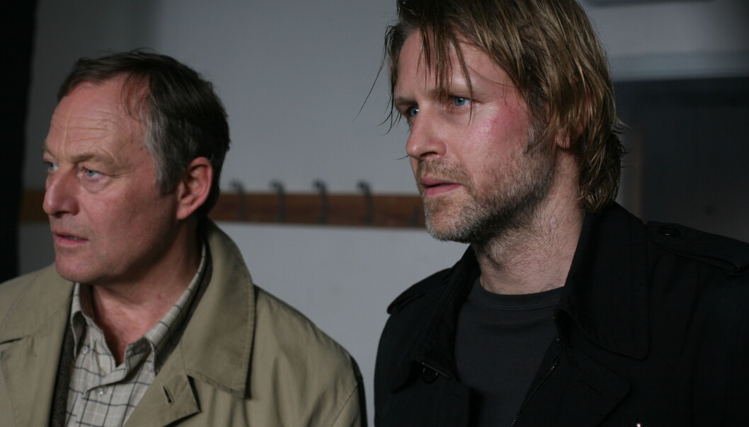 Trond Espen Seim var blant dem som fikk kritikk for sin dialog i NRK-serien Mammon. Her er han i Varg Veum: Falne engler fra 2008. (Foto: SF Norge AS) Trond Espen Seim var blant dem som fikk kritikk for sin dialog i NRK-serien Mammon. Her er han i Varg Veum: Falne engler fra 2008. (Foto: SF Norge AS)