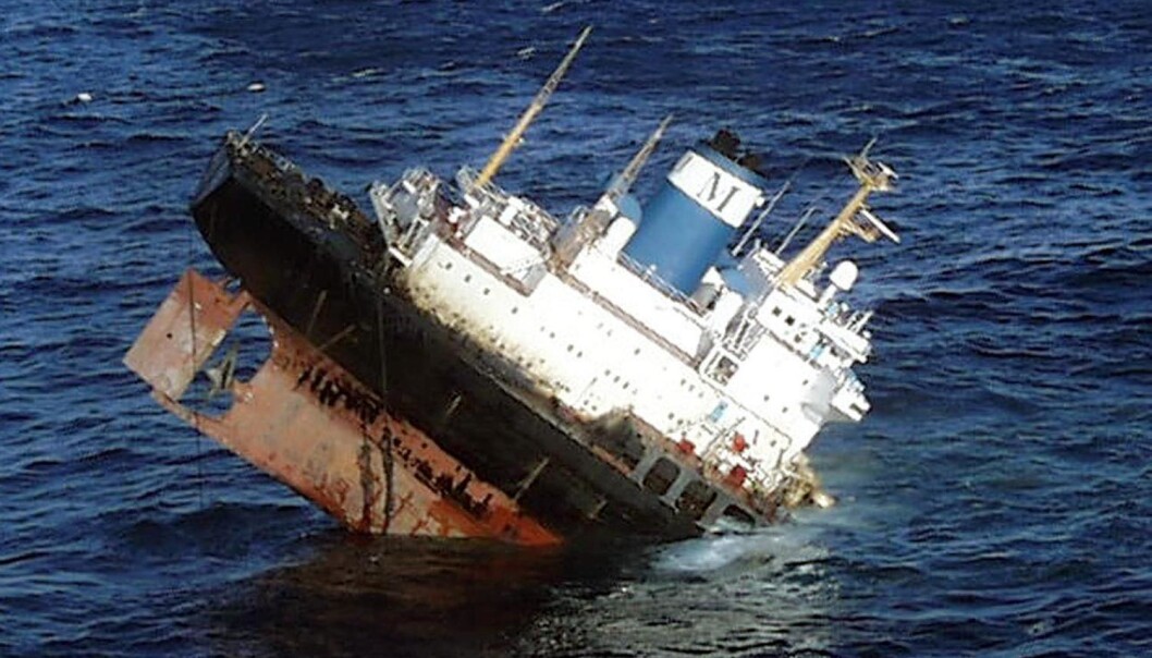 Flere tusen kilometer kystlinje ble forurenset da tankskipet Prestige, fullastet med råolje, knakk sammen i en storm i Biscayabukta november 2002. Ulykken skjedde i et havområde der bølger fra to ulike stormer møtte hverandre. Det store spørsmålet i det tretten år lange spanske rettsoppgjøret var om tankskipet var utsatt for en ekstrembølge eller om rederiet hadde opptrådt uaktsomt. (Foto: AFP/NTB Scanpix) Flere tusen kilometer kystlinje ble forurenset da tankskipet Prestige, fullastet med råolje, knakk sammen i en storm i Biscayabukta november 2002. Ulykken skjedde i et havområde der bølger fra to ulike stormer møtte hverandre. Det store spørsmålet i det tretten år lange spanske rettsoppgjøret var om tankskipet var utsatt for en ekstrembølge eller om rederiet hadde opptrådt uaktsomt. (Foto: AFP/NTB Scanpix)