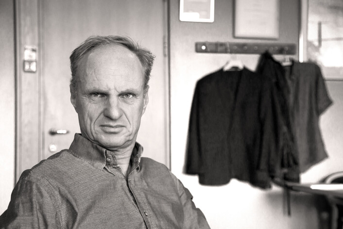 John Grue er den første i verden som har funnet den matematiske forklaringen på hvorfor svære skip kan danne en tsunami. Resultatene hans blir nå publisert i Journal of Fluid Mechanics. (Foto: Yngve Vogt) John Grue er den første i verden som har funnet den matematiske forklaringen på hvorfor svære skip kan danne en tsunami. Resultatene hans blir nå publisert i Journal of Fluid Mechanics. (Foto: Yngve Vogt)