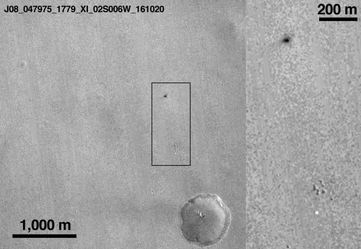 Fallskjermen (lys flekk nederst i det innrammete området) og restene (mørk flekk øverst) etter den eksperimentelle landingsmodulen Schiaparelli på Mars 20. oktober 2016. (Foto: NASA/JPL-Caltech/MSSS)