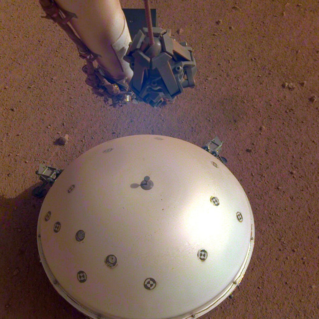 Under skjoldet til romfartøyet Insight ligger instrumentet som har oppdaget det som kan være tidenes første kjente «marsskjelv». (Foto: NASA, JPL-Caltech, AP, NTB scanpix) Under skjoldet til romfartøyet Insight ligger instrumentet som har oppdaget det som kan være tidenes første kjente «marsskjelv». (Foto: NASA, JPL-Caltech, AP, NTB scanpix)