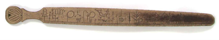 Slik kunne en primstav se ut. Akkurat denne primstaven er datert helt tilbake til 1666. Foto: Reinsfelt, Anne-Lise / Norsk Folkemuseum/ CC BY-SA 4.0) Slik kunne en primstav se ut. Akkurat denne primstaven er datert helt tilbake til 1666. Foto: Reinsfelt, Anne-Lise / Norsk Folkemuseum/ CC BY-SA 4.0)