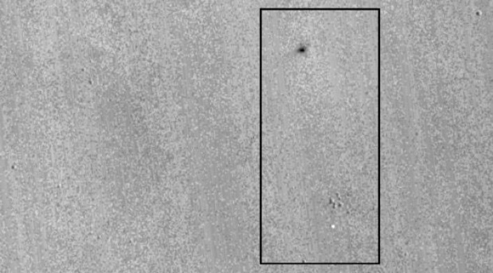 Dette oversiktsbildet fra NASAs Mars Reconnaissance Orbiter viser det som trolig er fallskjermen (hvit) og nedslaget (svart). (Bilde: NASA/JPL-Caltech/MSSS). Dette oversiktsbildet fra NASAs Mars Reconnaissance Orbiter viser det som trolig er fallskjermen (hvit) og nedslaget (svart). (Bilde: NASA/JPL-Caltech/MSSS).