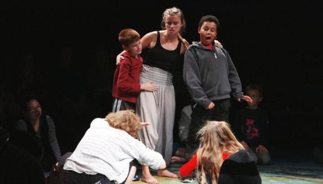 De autistiske barna som deltok hadde lettere for å kommunisere etter ti uker med Shakespeare. Her øver de seg med bistand fra skuespillerne. (Foto: Big Ten Network) De autistiske barna som deltok hadde lettere for å kommunisere etter ti uker med Shakespeare. Her øver de seg med bistand fra skuespillerne. (Foto: Big Ten Network)