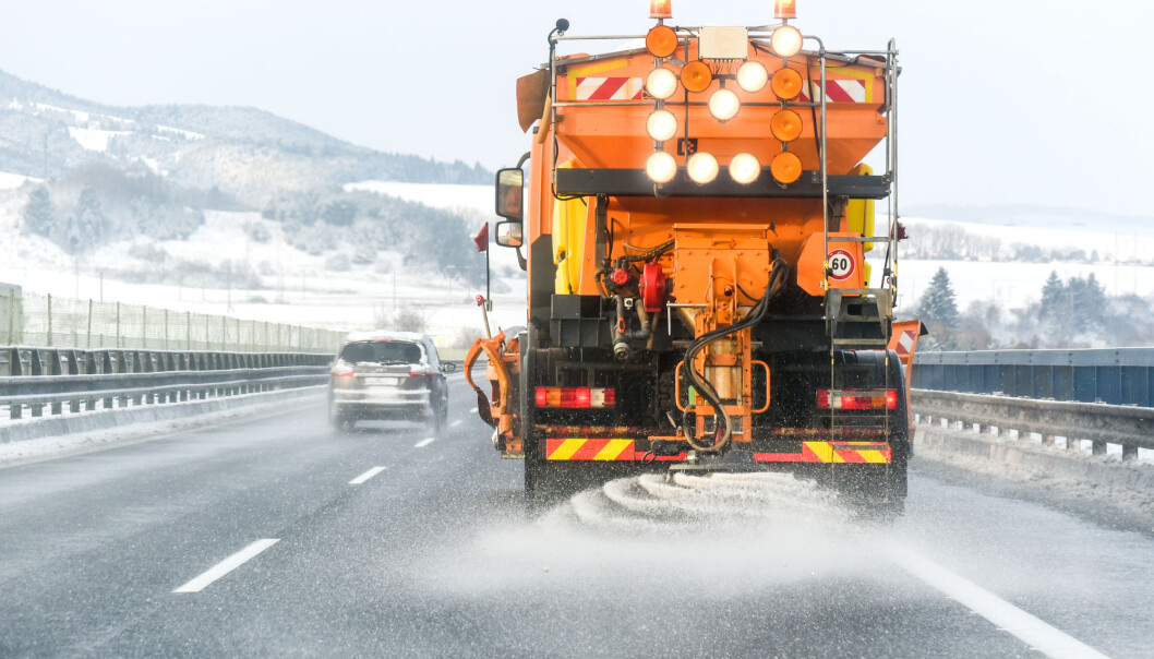 Forskning viser at det ikke har noen effekt å salte mer enn nødvendig. (Illustrasjonsfoto: Krasula / Shutterstock / NTB scanpix) Forskning viser at det ikke har noen effekt å salte mer enn nødvendig. (Illustrasjonsfoto: Krasula / Shutterstock / NTB scanpix)