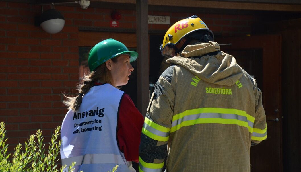 Nina Kjølsen Jernæs fra NIKU i samtale med brannvesenet under øvelse på redningsarbeid i kirke. Foto: Brannskyddsföreningen Nina Kjølsen Jernæs fra NIKU i samtale med brannvesenet under øvelse på redningsarbeid i kirke. Foto: Brannskyddsföreningen