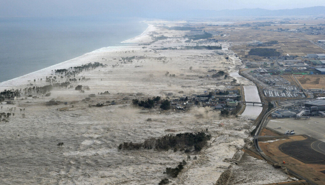 Her treffer tsunamien i 2011 den japanske kystlinjen. Bildet er fra Iwanuma, det samme området som de eldre som deltok i forsøket bodde i. (Foto: Kyodo/Reuters/NTB Scanpix) Her treffer tsunamien i 2011 den japanske kystlinjen. Bildet er fra Iwanuma, det samme området som de eldre som deltok i forsøket bodde i. (Foto: Kyodo/Reuters/NTB Scanpix)