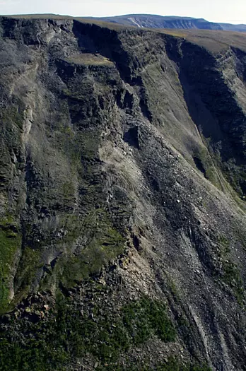 Gámanjunni 3 ligger i Manndalen i Troms. Det ustabile fjellpartiet ligger på 1100 meters høyde. Av bildet framgår det tydelig at en større blokk har forflyttet seg 150 meter ned fjellsiden. (Foto: Halvor Bunkholt)