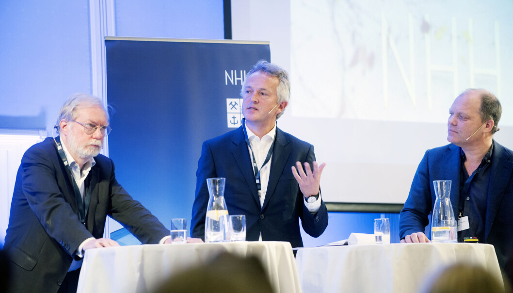 Migrasjon var tema på Norges Handelshøyskoles høstkonferanse onsdag. - Det er avgjørende å få flyktninger i arbeid uansett om de er i nærområdet til hjemlandet eller flykter til Norge, mente forskerne John Collier fra Universitetet i Oxford til venstre og Alexander Cappelen, NHH til høyre. Ulf Sverdrup fra NUPI i midten. (Foto: Siv Dolmen) Migrasjon var tema på Norges Handelshøyskoles høstkonferanse onsdag. - Det er avgjørende å få flyktninger i arbeid uansett om de er i nærområdet til hjemlandet eller flykter til Norge, mente forskerne John Collier fra Universitetet i Oxford til venstre og Alexander Cappelen, NHH til høyre. Ulf Sverdrup fra NUPI i midten. (Foto: Siv Dolmen)