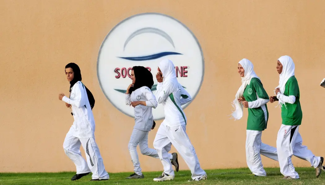 Saudiske spillere på King's United woman football club i Jeddah i 2009. Kvinnene på bildene ikke er de samme som Charlotte Lysa har fulgt i Saudi-Arabia og Qatar. Forskeren fikk ikke lov til å ta bilder av fotballspillerne.
(Foto: Omar Salem, AFP, NTB scanpix) Saudiske spillere på King's United woman football club i Jeddah i 2009. Kvinnene på bildene ikke er de samme som Charlotte Lysa har fulgt i Saudi-Arabia og Qatar. Forskeren fikk ikke lov til å ta bilder av fotballspillerne.
(Foto: Omar Salem, AFP, NTB scanpix)