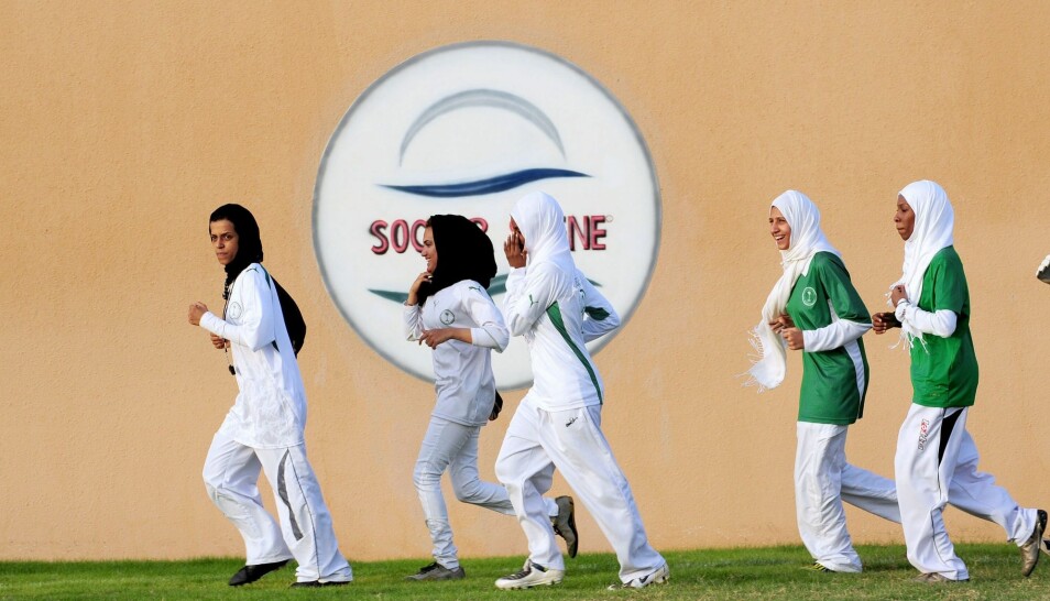 Saudiske spillere på King's United woman football club i Jeddah i 2009. Kvinnene på bildene ikke er de samme som Charlotte Lysa har fulgt i Saudi-Arabia og Qatar. Forskeren fikk ikke lov til å ta bilder av fotballspillerne. 

 (Foto: Omar Salem, AFP, NTB scanpix)