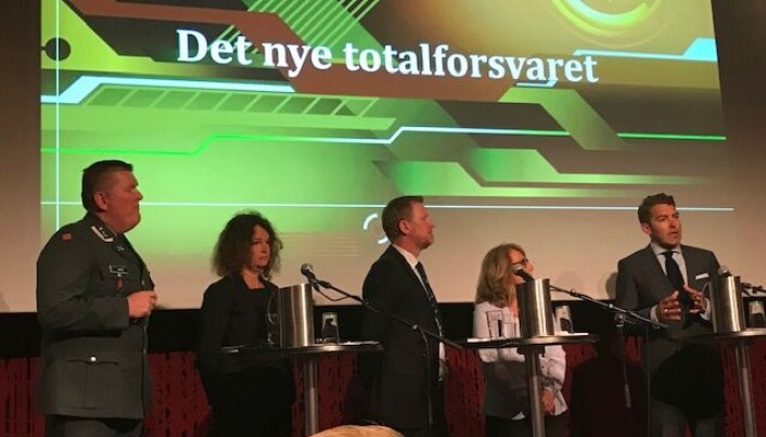 «Det nye totalforsvaret» ble lansert under et arrangement i Oslo nylig. Her møttes forfattere og kommentatorer til boken. (Foto: Siw Ellen Jakobsen) «Det nye totalforsvaret» ble lansert under et arrangement i Oslo nylig. Her møttes forfattere og kommentatorer til boken. (Foto: Siw Ellen Jakobsen)