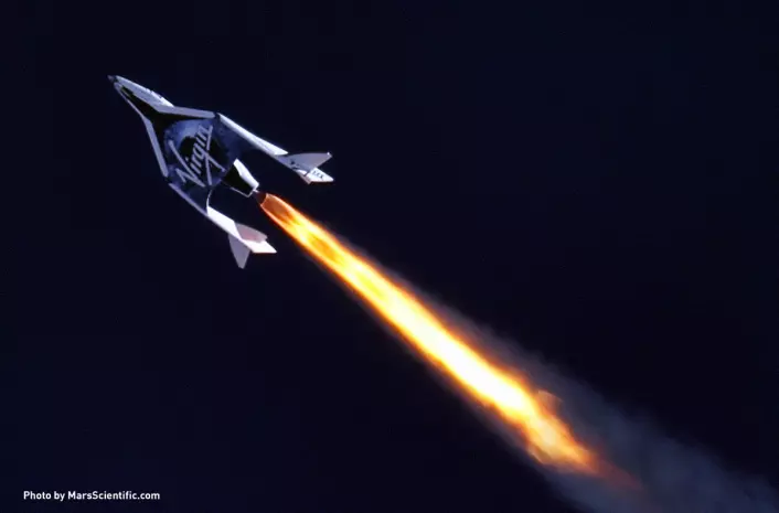 Virgin Galactics første SpaceShipTwo på sin første supersoniske flukt. (Foto: (c)2013 MarsScientific.com/Virgin Galactic)