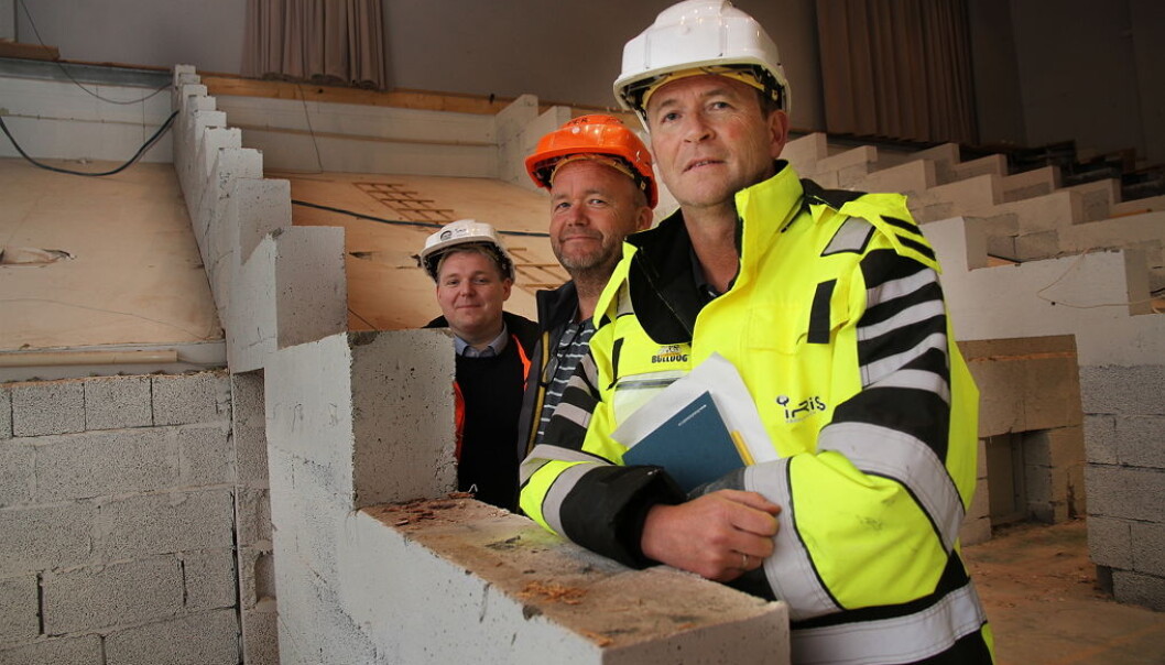Gjenbruk av betong blir nå et stort forskningsprosjekt som involverer forskere og næringsliv. Daglig leder Harald Østbø (helt til venstre) og salgssjef Sture Wilmann (foran til høyre) i Iris Produksjon blir aktivt med i prosjektet. Bildet er tatt under rivning i Aspåsen skole i Bodø. (Foto: Iris Salten) Gjenbruk av betong blir nå et stort forskningsprosjekt som involverer forskere og næringsliv. Daglig leder Harald Østbø (helt til venstre) og salgssjef Sture Wilmann (foran til høyre) i Iris Produksjon blir aktivt med i prosjektet. Bildet er tatt under rivning i Aspåsen skole i Bodø. (Foto: Iris Salten)