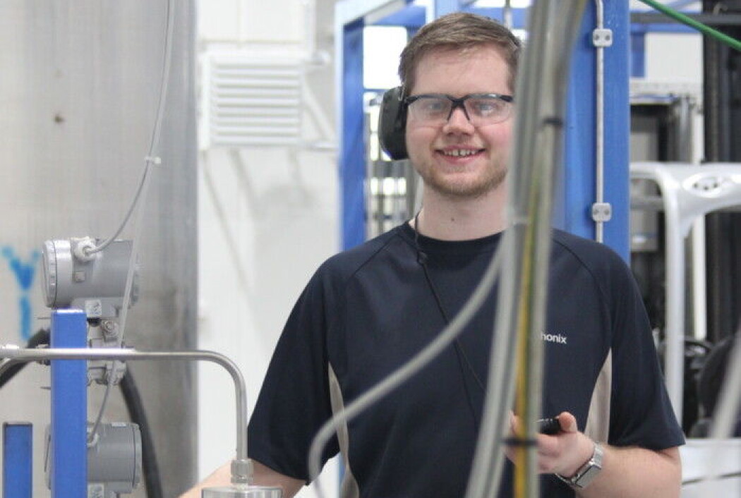 Rune Husveg har utvikla eit styresystem for å gjere reinseprosessen av avfallsvatn ved utvinning av olje betre. (Foto: UiA) Rune Husveg har utvikla eit styresystem for å gjere reinseprosessen av avfallsvatn ved utvinning av olje betre. (Foto: UiA)
