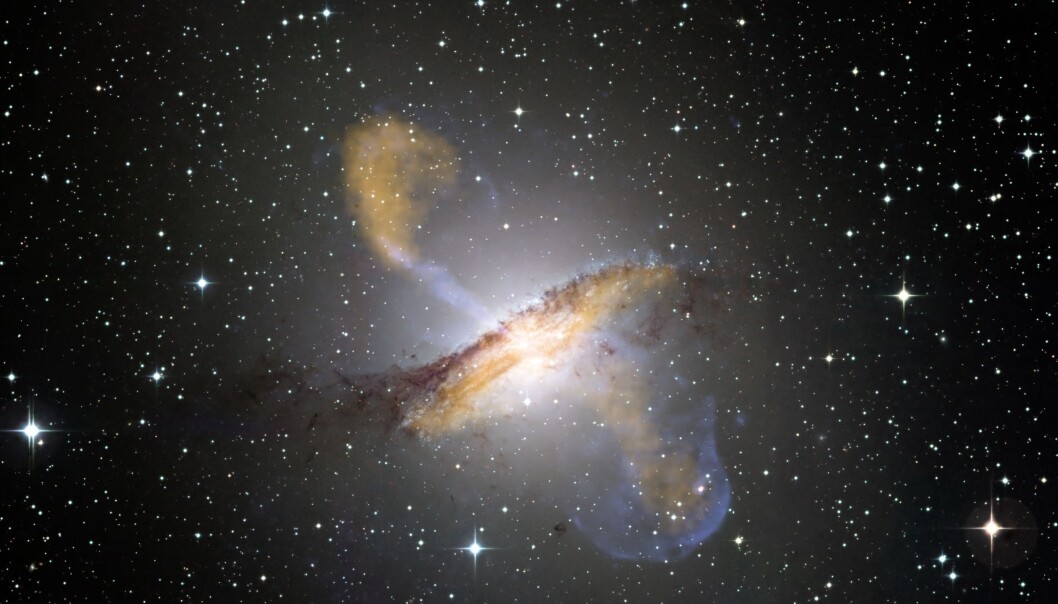 Dette er galaksen Centaurus A. Et av røntgenglimtene kom fra et område i nærheten av denne galaksen. Den er mellom 10-16 millioner lysår unna oss. (Foto: ESO/WFI (Optical); MPIfR/ESO/APEX/A.Weiss et al.) Dette er galaksen Centaurus A. Et av røntgenglimtene kom fra et område i nærheten av denne galaksen. Den er mellom 10-16 millioner lysår unna oss. (Foto: ESO/WFI (Optical); MPIfR/ESO/APEX/A.Weiss et al.)