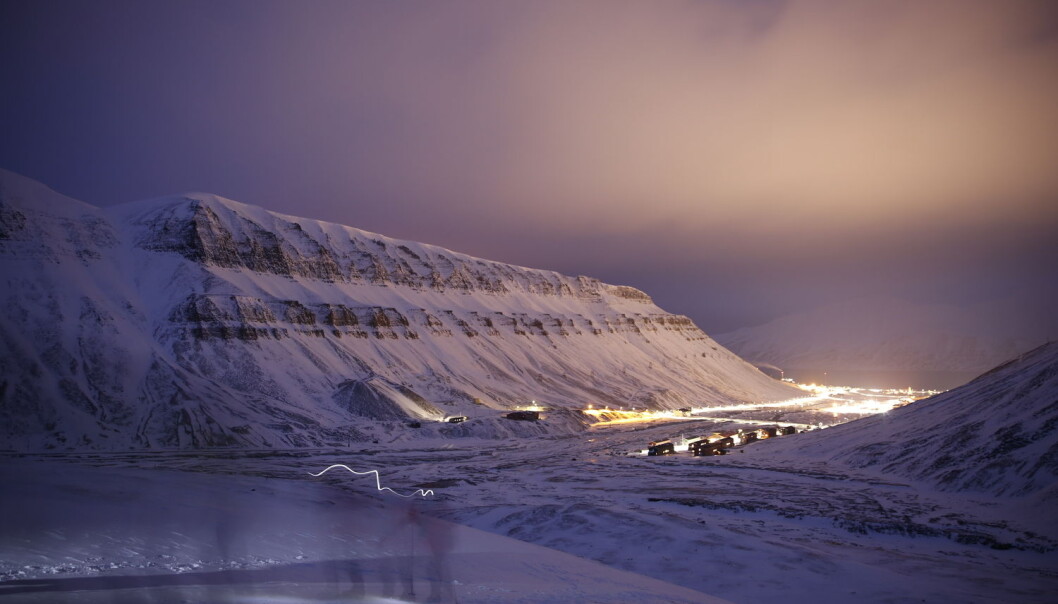 I et av Sintefs fremtidsbilder bidrar Svalbard selv med noe kraftproduksjon ved å lage solcellestrøm sommerstid. Når vintermørket siger på, vil mer og mer strøm bli lagd av hydrogen fra fastlandet. (Foto: Ivar Ekseth, NTB Scanpix) I et av Sintefs fremtidsbilder bidrar Svalbard selv med noe kraftproduksjon ved å lage solcellestrøm sommerstid. Når vintermørket siger på, vil mer og mer strøm bli lagd av hydrogen fra fastlandet. (Foto: Ivar Ekseth, NTB Scanpix)