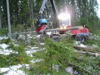 En skogsmaskinfører skal både være dyktig som maskinfører og ha kunnskap om naturvern og biologisk mangfold. (Foto: Leif Kjøstelsen / NIBIO) En skogsmaskinfører skal både være dyktig som maskinfører og ha kunnskap om naturvern og biologisk mangfold. (Foto: Leif Kjøstelsen / NIBIO)