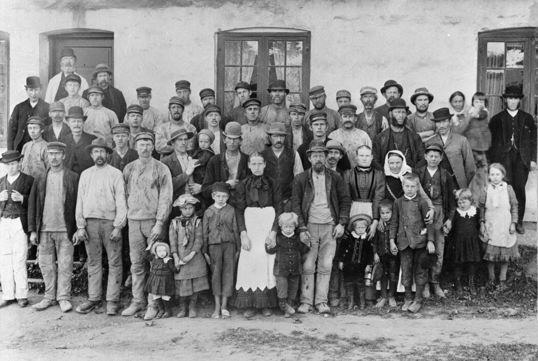 Arbeidere på Svendengen teglverk rundt 1890, i perioden da fagorganisering begynte å bli vanlig i mange bransjer. (Foto: ukjent, Oslo Museum) Arbeidere på Svendengen teglverk rundt 1890, i perioden da fagorganisering begynte å bli vanlig i mange bransjer. (Foto: ukjent, Oslo Museum)