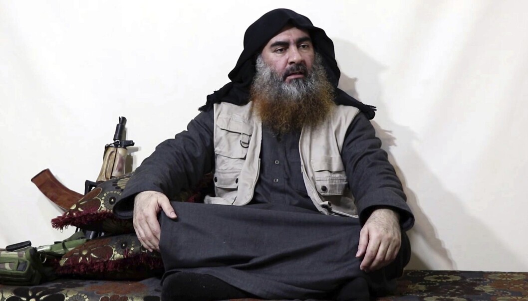 IS hevder denne mannen er ekstremistgruppas leder Abu Bakr al-Baghdadi. Det er i så fall første gang på fem år han ses. (Foto: AP, NTB scanpix) IS hevder denne mannen er ekstremistgruppas leder Abu Bakr al-Baghdadi. Det er i så fall første gang på fem år han ses. (Foto: AP, NTB scanpix)