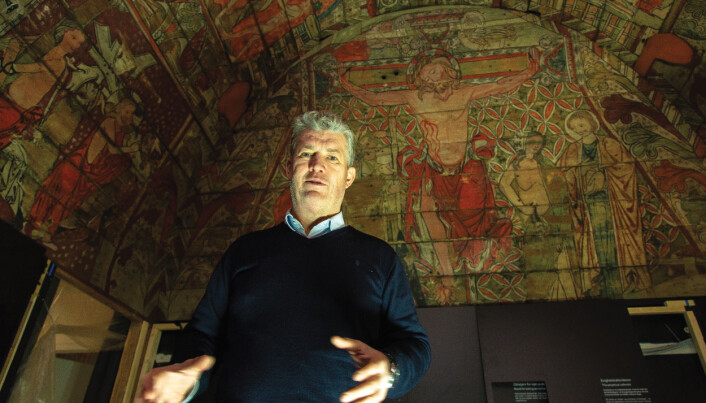 – Ål-taket er i dag det best bevarte i sin stil. Gjennom 23 tablåer vises bibelfortellinger fra både Det gamle og Det nye testamentet, forteller Svein Harald Gullbekk. (Foto: Yngve Vogt) – Ål-taket er i dag det best bevarte i sin stil. Gjennom 23 tablåer vises bibelfortellinger fra både Det gamle og Det nye testamentet, forteller Svein Harald Gullbekk. (Foto: Yngve Vogt)