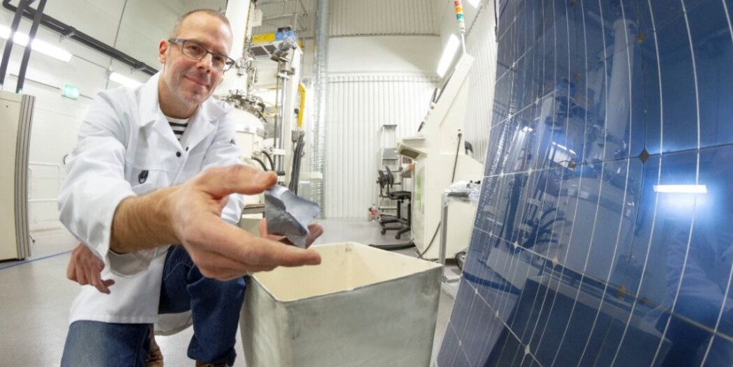 Sintef-forsker Martin Bellmann med det nye solcellepanelet. I hånda har han en bit av de nye materialet, som er laget av flis fra silisiumwafere. (Foto: Thor Nielsen) Sintef-forsker Martin Bellmann med det nye solcellepanelet. I hånda har han en bit av de nye materialet, som er laget av flis fra silisiumwafere. (Foto: Thor Nielsen)