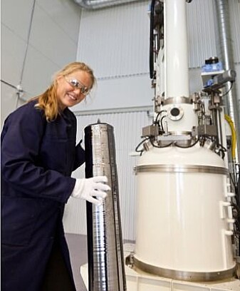 Forsker Birgit Ryningen viser fram en blokk av silisium som snart skal deles opp i skiver som blir waferne – selve strømfabrikken i en solcelle. (Foto: Sintef) Forsker Birgit Ryningen viser fram en blokk av silisium som snart skal deles opp i skiver som blir waferne – selve strømfabrikken i en solcelle. (Foto: Sintef)